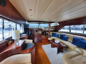 YACHT EXCEPTIONNEL - VIEUX PORT DE CANNES - 3 Chbr / 2 SDB